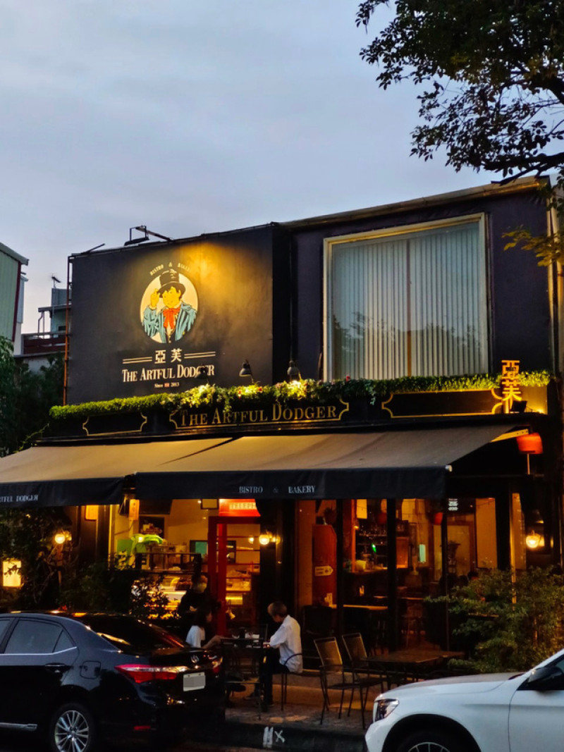 【台南異國餐廳】亞芙英式餐廳／指定餐點兩份$300可混搭／必點帕瑪森雞排潛艇堡、起司牛肉堡／成大附近美食