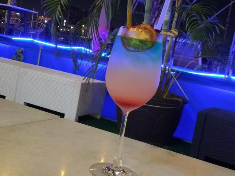 夜晚本就是喝著酒吹著風聽聽歌-台南HOLA安平果然是你