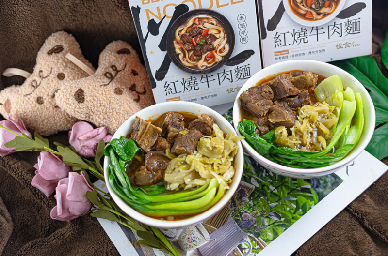悅食yes! 紅燒牛腩牛肉麵及紅燒半筋半肉牛肉麵｜全省宅配食記｜凱悅KTV的品牌麵食，不輸名店現煮的口味，湯頭香濃夠味麵Q彈，露營居家簡單享用美食 - 卡爾茗 C.L.M.