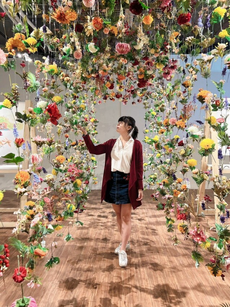 [台中展覽] 此時彼刻-國際插畫暨文資插畫展｜超夢幻花花隧道｜即日起～10/30止｜透過藝術 展現出生命中重要的時刻！ - 萍姐愛分享