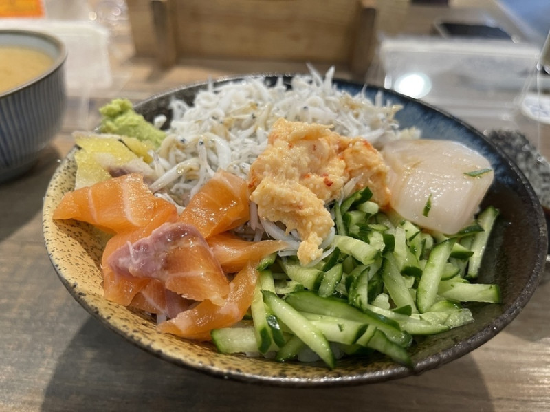 【台北中山美食】2022松江南京福海鮮屋，文青風平價海鮮冷食丼，新鮮好吃一直都滿座