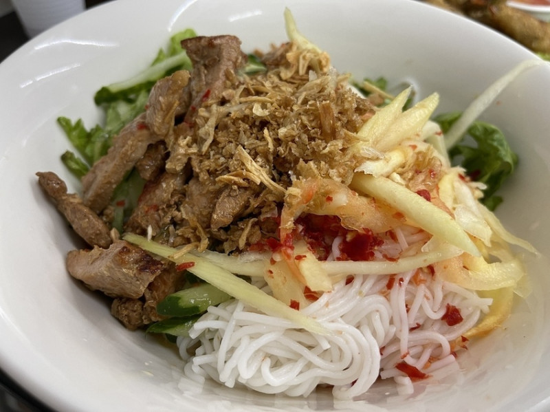 【台北中山美食】松江南京小英河粉，100元平價越南料理，皮蛋香菜水餃重口味出擊，辣度自己控制越吃越過癮