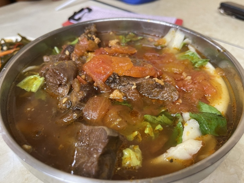 【台北中山美食】四平街番茄牛肉麵，堅持手工的刀削麵，料多扎實，日本遊客朝聖必到，松江南京站1定要吃的美食