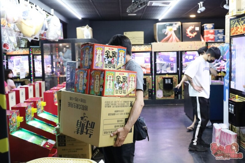 【台南娛樂】夾客棧物流商城！台南唯一一間夾娃娃送摸彩，最大獎五十吋液晶電視送給你~ - 熱血玩台南。跳躍新世界