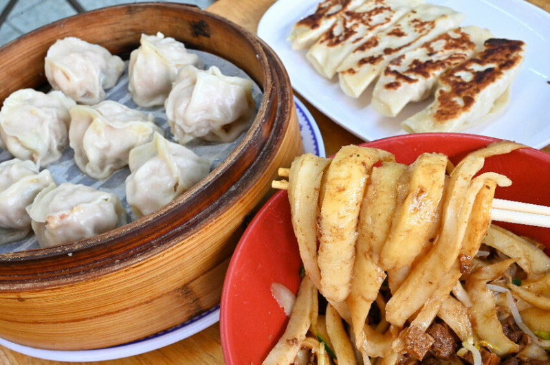 翡翠麵食館｜學生們的愛店，每到用餐時間都爆多人的麵食館，超大份量，吃完會讓你飽到不要不要～