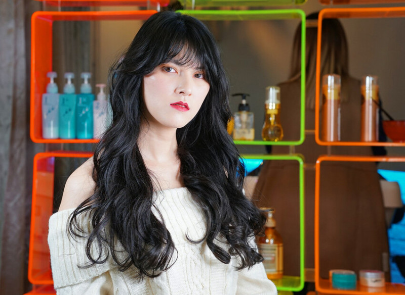 Dahla黛立髮妝造型沙龍 | 台中燙髮推薦。蓬鬆髮型搭配清新淡妝，髮質柔亮氣質提升