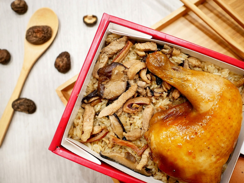 台中油飯禮盒推薦，滿料油飯搭配大支滷雞腿份量十足，米飯Q彈不油膩，台中地區再享新鮮常溫配送誠意十足-東興彌月油飯