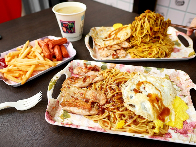 台中北屯人氣宵夜，6種口味鐵板，多麵量還附一顆蛋，薯條、紅茶也不賴，一路營業到凌晨，是能吃飽的下午茶、宵夜-尙省鐵板麵