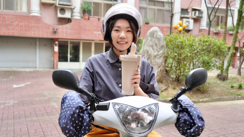 [開箱] 全球首款！為機車族設計的「飲酷杯」，專利設計放下就自動關蓋唷！