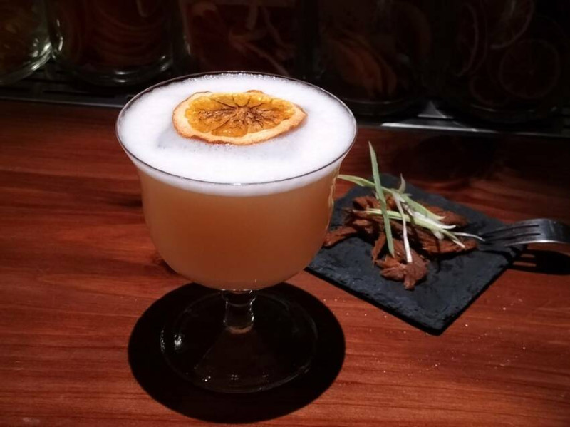 老屋融合西洋風｜二樓酒吧氛圍有質感｜調酒相當精緻｜也是我在台南跑跳這麼久喝過最驚人的牛肉湯｜台南榕洋行RON & COMPANY