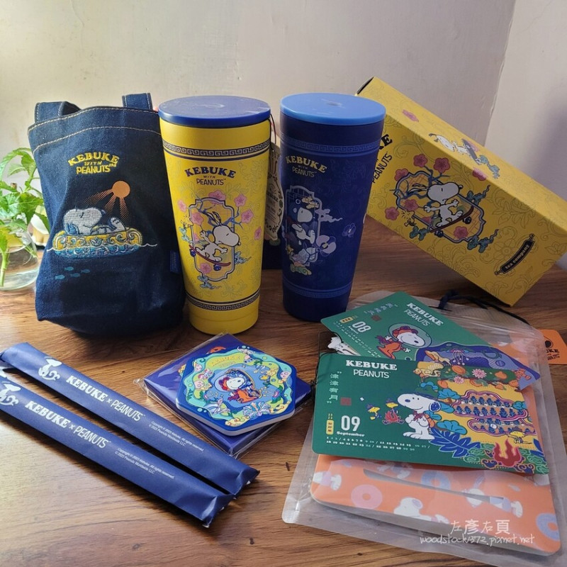 超萌系Snoopy夢想之旅啟航｜《可不可熟成紅茶 × 史努比聯名商品》第一波「茶飲生活系列」」青花瓷琺瑯彩環保杯＋六角陶瓷杯墊＋牛仔飲品提袋｜史努比鐵粉尖叫吧!