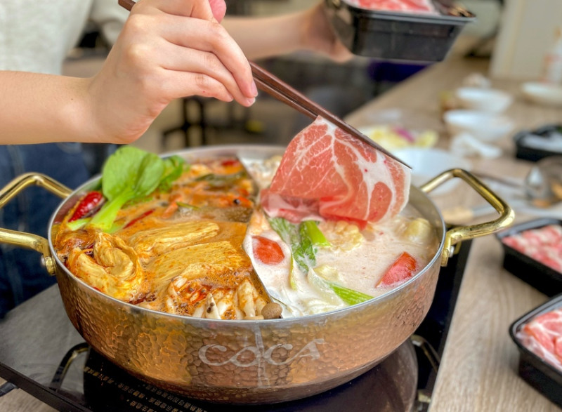 網友大讚湯頭超好喝，台北最強泰式火鍋推薦！「COCA泰式海鮮火鍋」必吃的椰奶鍋、冬蔭功鍋通通給滿分！