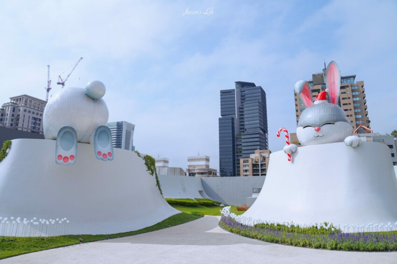 【台中西屯｜景點】嬌兔三窟-台中國家歌劇院。2022年三隻兔子迎耶誕，歌劇院空中花園耶誕裝置