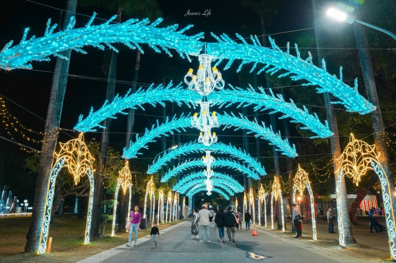 【屏東市｜景點】2022年屏東聖誕節。屏東公園下雪啦，原來是一年一度聖誕裝飾，超有過節氣氛