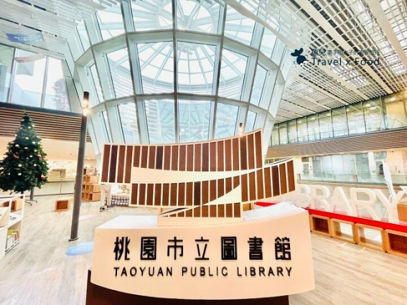 以生命樹概念為發想，環保外皮立體綠化，佔地超過五萬平方公尺，全台最美最大總館─桃園市立圖書館，藝文特區打卡新地標，一起來跨閱桃園！ @魚兒 x 牽手明太子的「視」界旅行