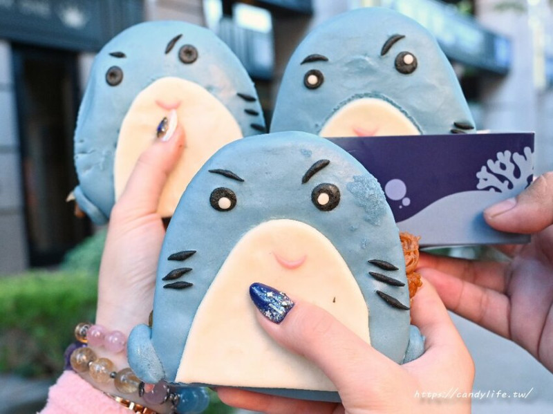 IKEA新品鯊寶包超萌登場！鯊鯊造型刈包超可愛，搭配BBQ 拔絲豬肉餡，全台限量販售～