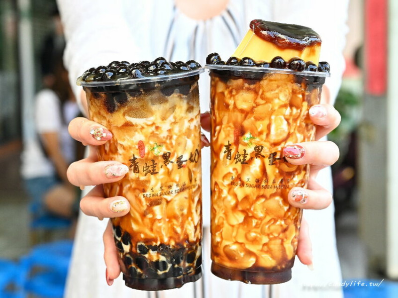台南黑糖鮮奶飲品專賣青蛙黑蛋奶｜在地人推爆！浮誇系列飲品，濃郁豹紋黑糖鮮奶專賣，料多實在，喝完一杯超級飽！