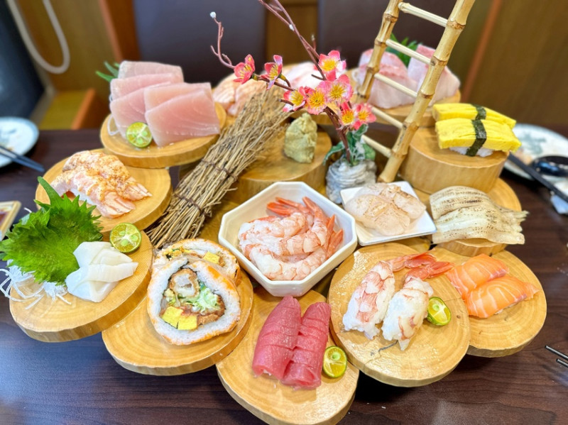 村日式料理 上100種日料任您吃到飽 階梯式擺盤霸氣上桌 超巨大的生蠔有夠邪惡的啦！