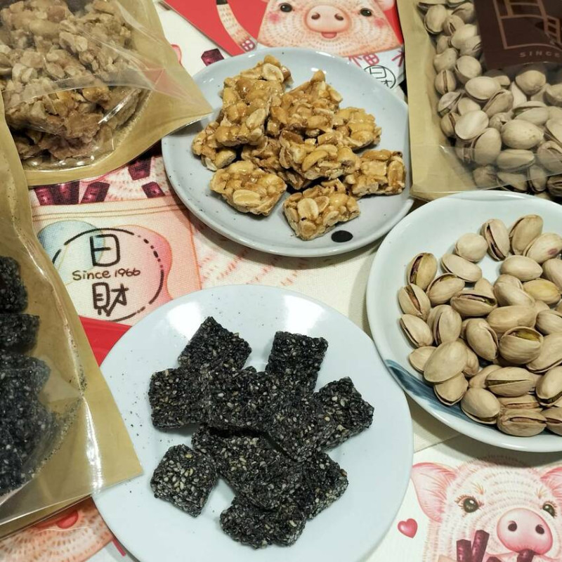 日財年節限定版｜開心果｜手工花生糖 ｜手工芝麻糖｜這幾款通通都是全家人過年最愛吃的｜目前只要下單就送豬福滿滿春聯｜日財食品