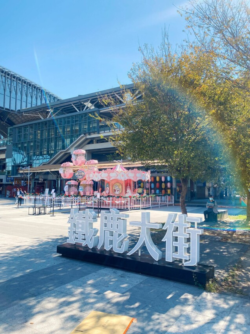 [台中展覽] 臺中驛冬日嘉年華｜人氣角色陪你過聖誕！粉嫩摩天輪 Ｘ旋轉木馬 一票遊玩兩大設施｜精選7大台中聖誕拍照景點 - 萍姐愛分享