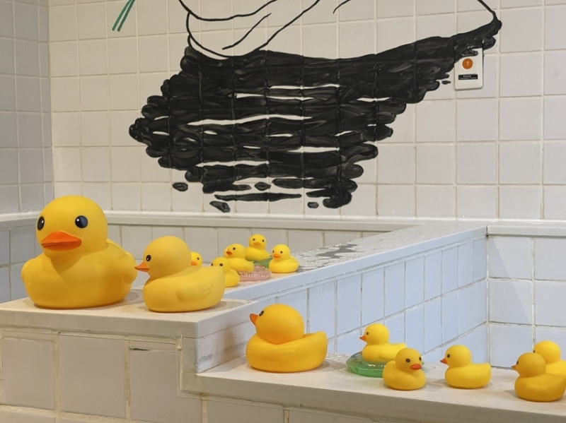 【宜蘭景點】礁溪蔥澡溫泉澡堂，老屋重生的純泡湯空間，滿滿手繪塗鴉文創風，還有一群黃色小鴨陪你洗澡 (2023.1.8更新)