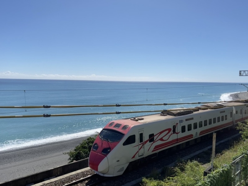 【台東景點】太麻里多良車站，台9線旁擁有蔚藍太平洋相伴的全台最美車站