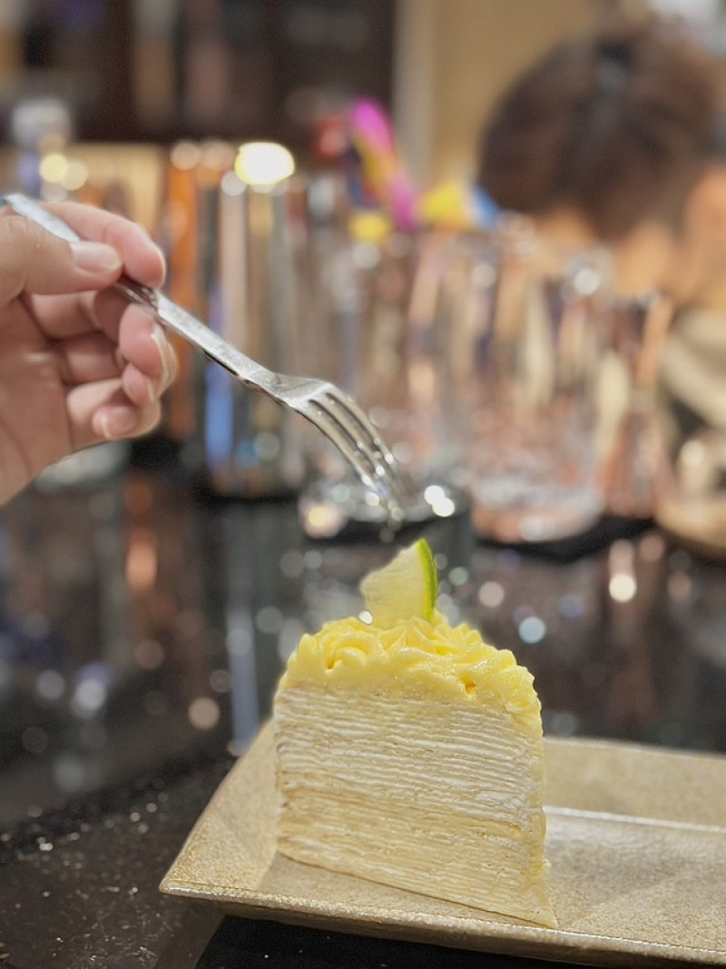 【台南美食】新營區豪宅咖啡廳│娜咖啡 Hannah’s Cafe & Bar│隱密巷弄│人氣千層│停車方便│食尚玩家