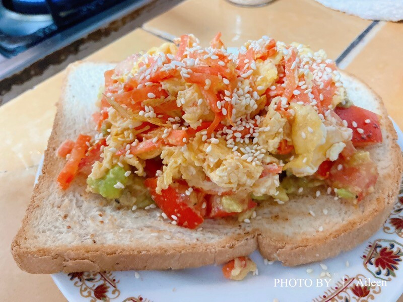 手作家常料理｜偽高級 早午餐 酪梨番茄沙拉 佐紅蘿蔔炒蛋烤土司 | Beauty Update