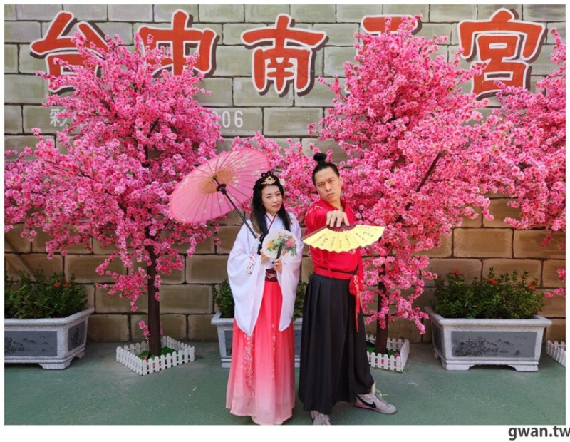 台中這間宮廟好特別！居然有唐裝體驗，求發財金、求金龜、過財神洞超有趣