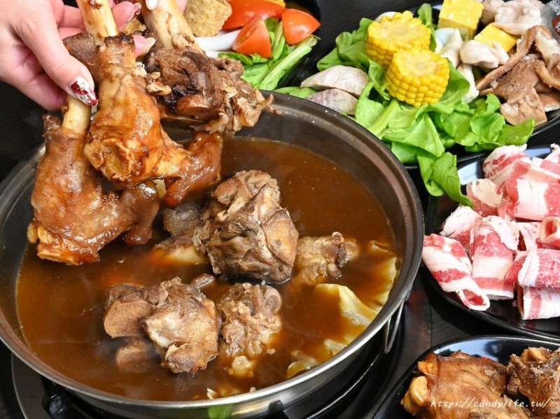 羊霸天下｜台中首間分店，最狂羊肉爐吃到飽，下午四點營業就滿座，超過60種食材任你吃，羊膝、羊腳筋、羊肋排、羊大骨任你吃到飽～