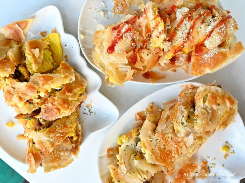 嘉香複合式早餐店｜台中必吃酥皮蛋餅，口感超酥脆，品項多樣化，不管平假日都超多人～