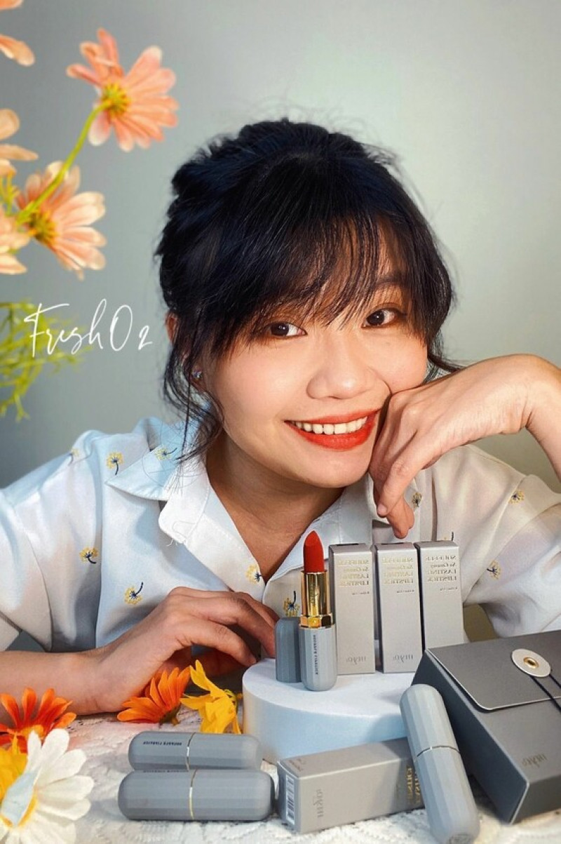 FreshO2甜點系舒芙蕾絲絨唇膏新上市！2023年最新脣膏共四色｜絕美細緻絲絨壓紋｜一抹即化的濃醇色澤｜薄擦厚擦都好看！ - 萍姐愛分享