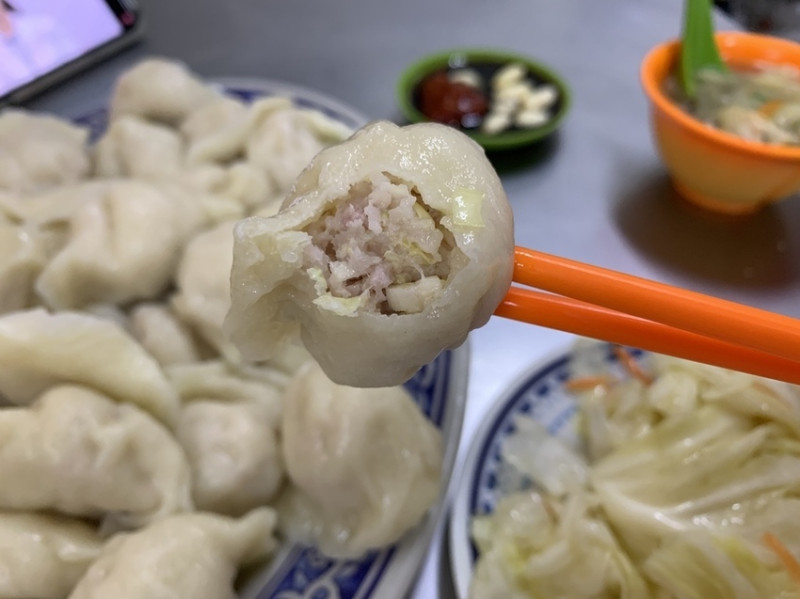 【台北中正美食】南機場夜市秀昌水餃，韭菜水餃每天下午1點起限時供應，皮薄餡多就是好吃！