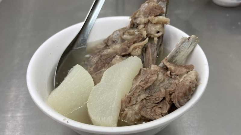 【台北萬華美食】梧州街原汁排骨湯，免費續湯蛋炒飯只要20元，龍山寺旁排隊店家