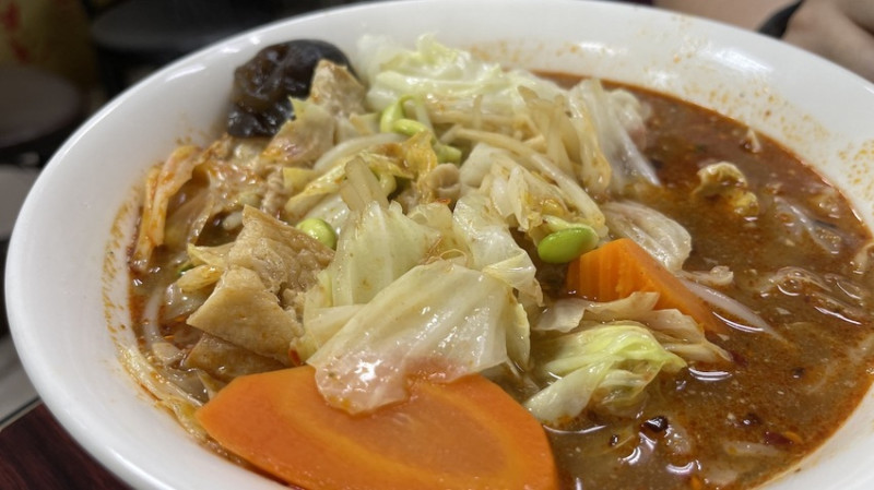 【台北中山美食】錦州街萬順山東水餃麻辣燙，100元吃到臉盆大的麻辣燙，菜好多帶有麻醬與花椒香