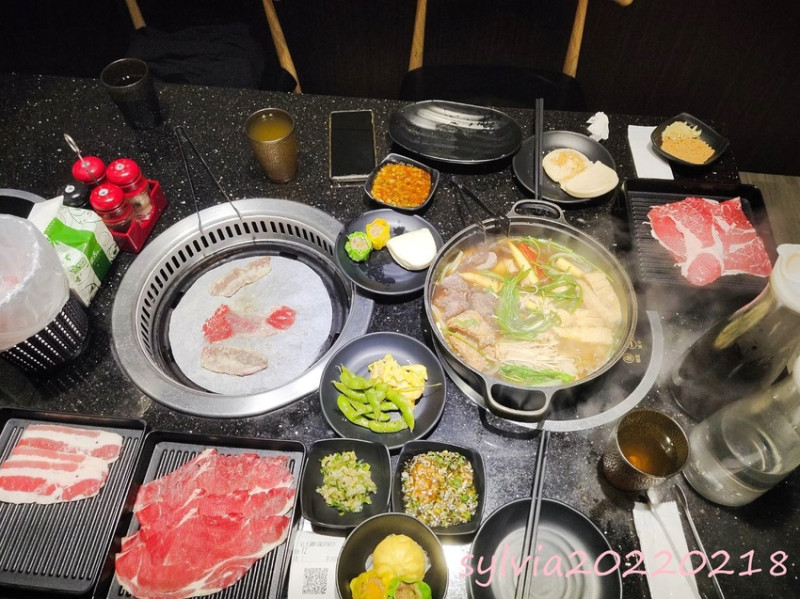 金大鋤壽喜燒，火烤兩吃。