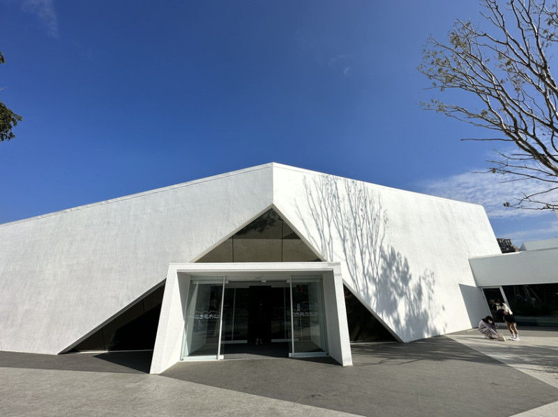 內惟藝術中心(neiwei arts center)，白得好美麗，整個空間像是開放式的攝影棚，相信是網美們的樂園。