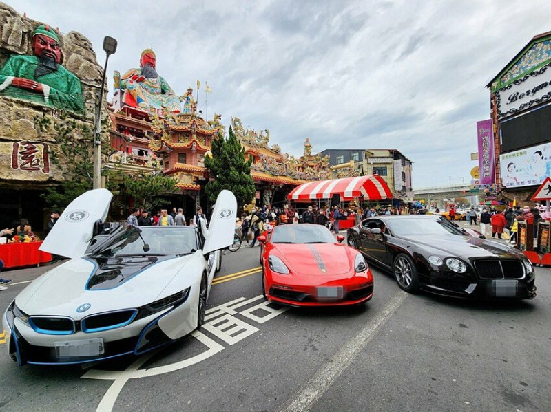 台中少見頂級超跑一字排開！過火祈福超熱鬧，還可以近距離合照