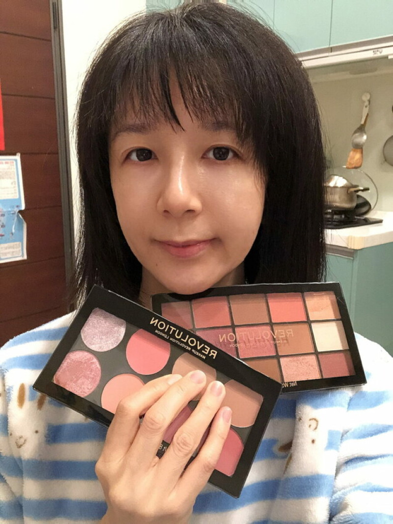 英國彩妝品牌REVOLUTION/玩妝革命15色眼影盤/繆思極致八色頰彩盤/水光瓷肌粉底棒/一抹美顏毛孔隱形膏/裸光