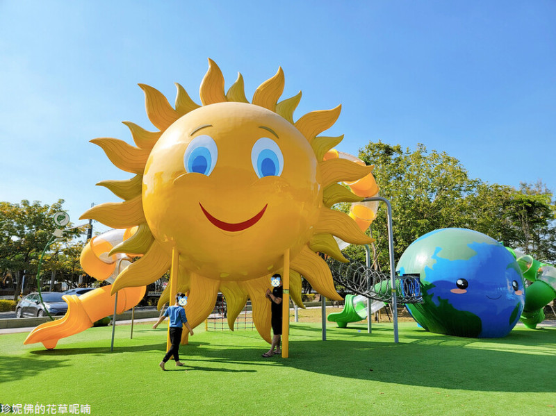 【屏東縣崁頂鄉】崁頂共融遊戲場｜童趣又巨大的太陽、地球、月亮主題遊具｜雙軌滑索｜籃球場｜免費停車場