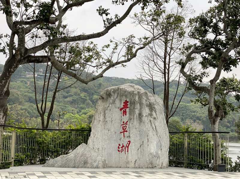 【新竹 景點】青草湖環一圈，清晨光線很夢幻像金光閃閃般的的波光粼粼整個仙氣爆棚