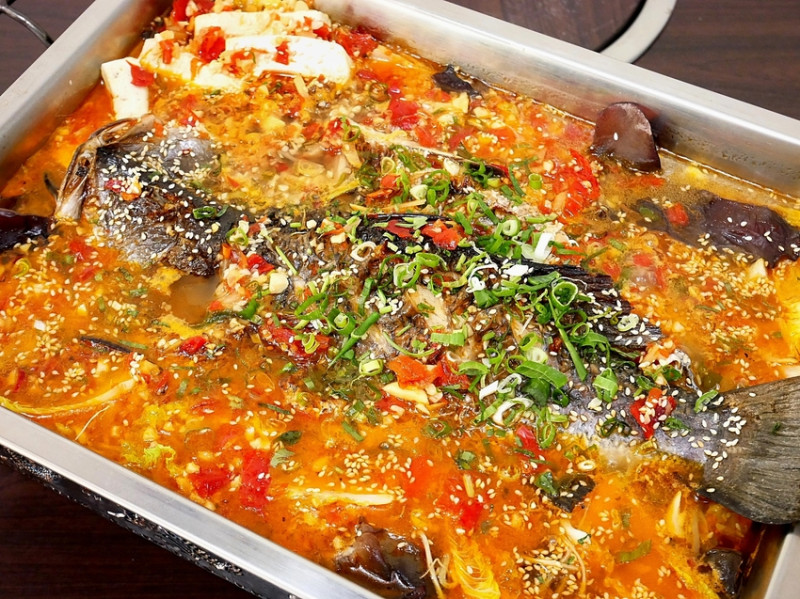 台中麻辣串串鍋，正統四川口味，各種串串在麻辣湯裡煮到超入味，大口享用好過癮，還有大份量川味烤魚新鮮好吃-川麵道