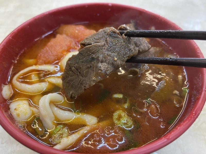 【台北中山美食】甘記蕃茄刀削麺，牛肉竟然跟油豆腐一樣大，四平街上30年老店