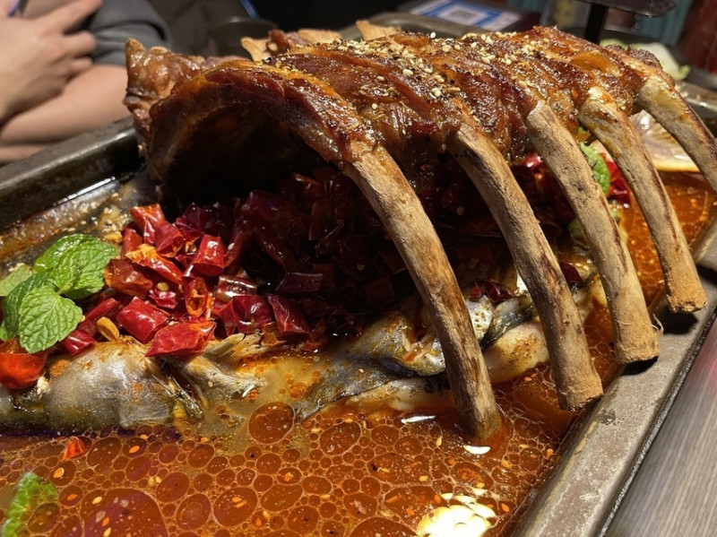 【新北中和美食】水貨炭火烤魚，時尚華麗又美味的麻辣饗宴，雙拼1次吃到爽，舒適大空間適合聚餐