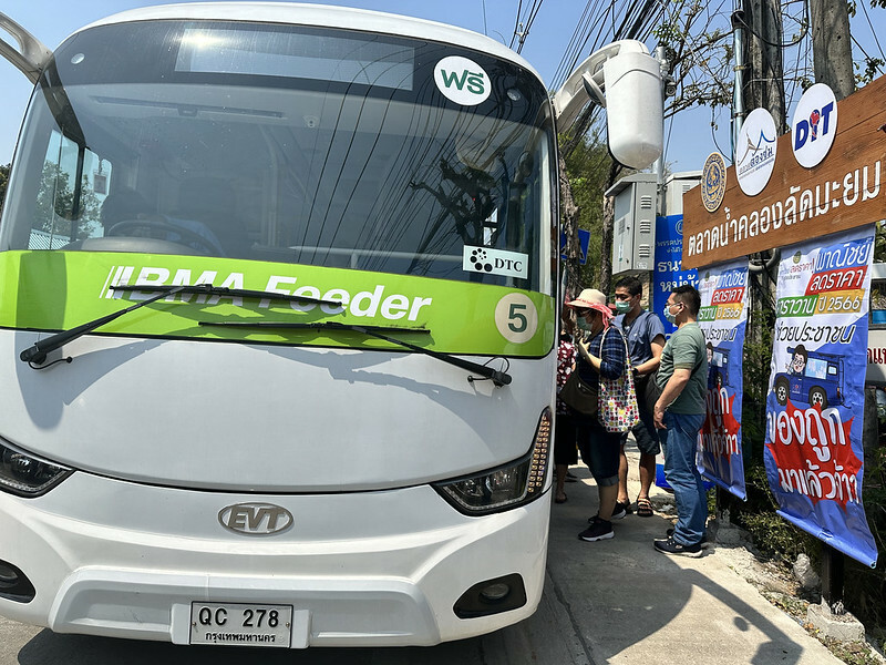 【亞洲，泰國，曼谷】 BMA Feeder electric bus，一次可玩曼谷的四個水上市場；週末限定免費電動巴士帶你玩大林江水上市場(Taling Chan)空叻瑪榮水上市場(Khlong La