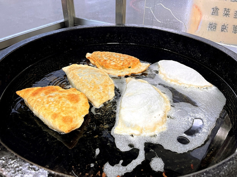 台中必吃的韭菜盒子底加啦~ 薄薄的餅皮煎到酥香，包入滿滿內餡非常可以，攤位不怎麼起眼，但價格親切味道好，絕不能錯過
