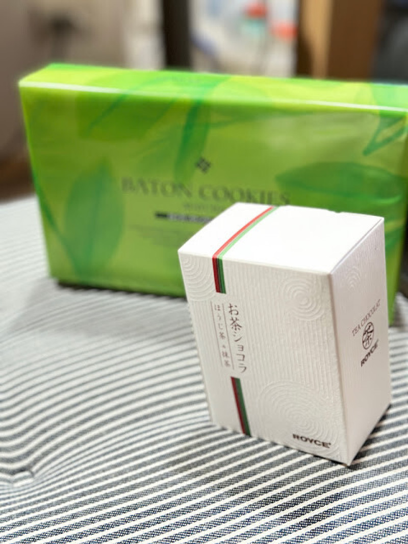 《北海道ROYCE》也出了焙茶巧克力！！還有抹茶巧克力餅乾~~~