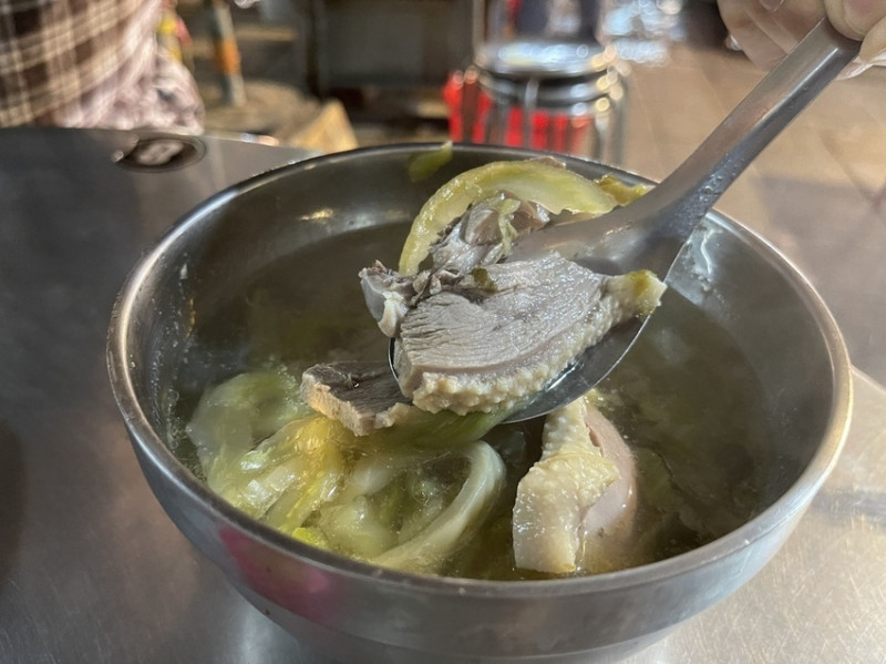 【台北萬華美食】梧州街鹹菜鴨，鹹菜超開胃鴨肉好多只要70元，這攤雞鴨魚肉通通都有！