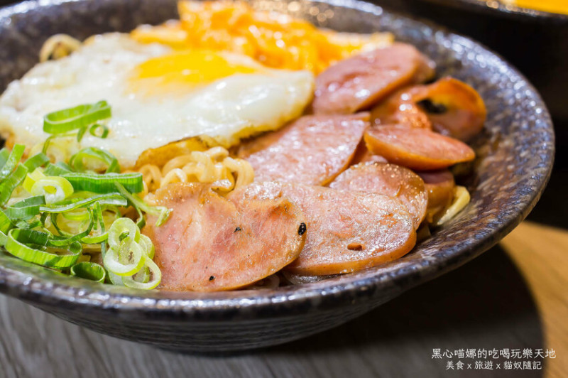 高雄鳳山︱食扒穗　炒泡麵是兩包麵的量不怕吃不飽、麻辣燙超香，還有免費飲料隨你喝！！（鳳山店）