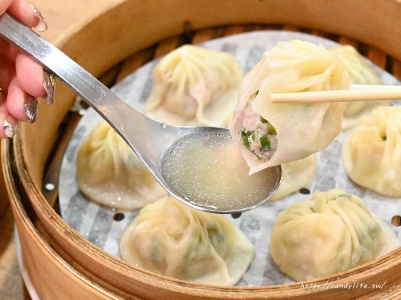 立麒鮮肉湯包｜這間湯包不只湯汁誇張，連人潮也多到誇張，台中30年老店，堪稱豐原鼎泰豐，想吃請做好排隊準備～